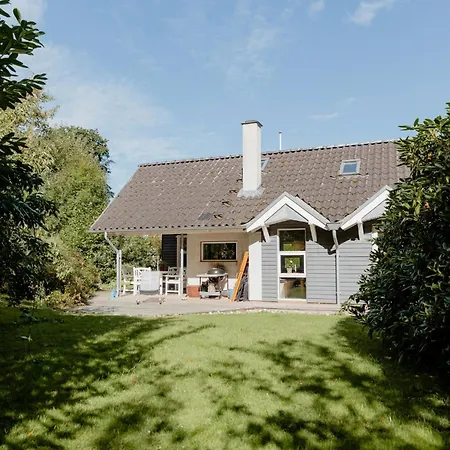 An Intimate Get-away By The Sandvig Bay 度假居 *